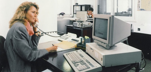 1990: zwei Kolleginnen bei der Arbeit im Büro
