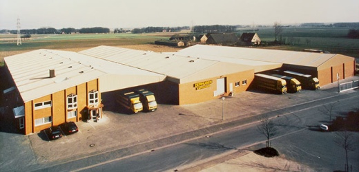 1991: Betriebsgelände mit Neubau der Halle 3 mit Verladezone