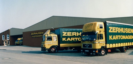 1992: Zwei von vier Zerhusen-LKW in den Signalfarben grün und gelb