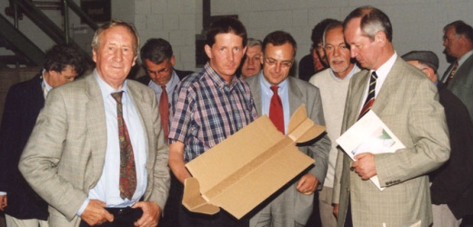 1994: Manfred Carstens und der Dammer Stadtrat besichtigen die Produktion, begleitet von Günter und Roland Zerhusen