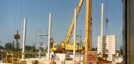 1997: Großbaustelle bei Zerhusen, Neubau des Hochregallagers (Halle 5) und der Versandhalle (Halle 6)