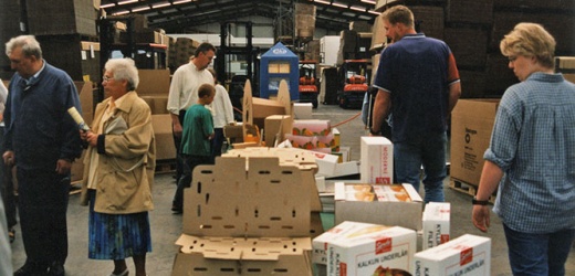 1998: Ausstellung von verschiedenen Kartonagen am Tag der offenen Tür mit ca. 5.000 Besuchern