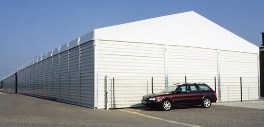 2002: nach dem Grundstückskauf entstehen zunächst Leichtbauhallen als vorübergehendes Lager