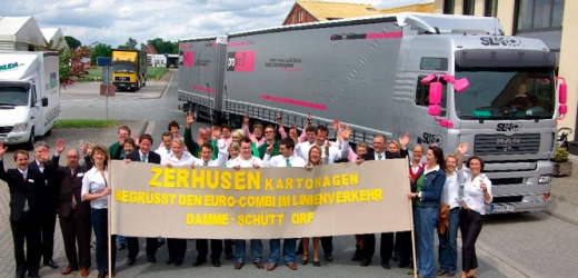 2007: EuroCombi-LKW nach Jungfernfahrt von Schüttorf nach Damme, Empfang durch Zerhusen-Mitarbeiter