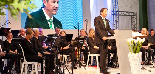 2012: Roland Zerhusen hält eine Rede beim Festakt zum 25-jährigen Firmenbestehen