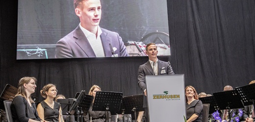2024: Werksleiter Robert Zerhusen redet vor Publikum auf der Einweihungsfeier des neuen Zweitwerks