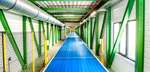 Transportbrücke mit Minda Fördertechnik
