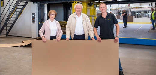 2022: Magda, Günter und Robert Zerhusen halten ein Wellpappenformat aus der Produktion der 2. Wellpappenanlage 