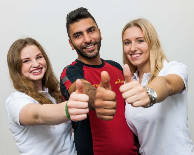 Unsere drei Azubis zeigen Unsere drei Azubis zeigen