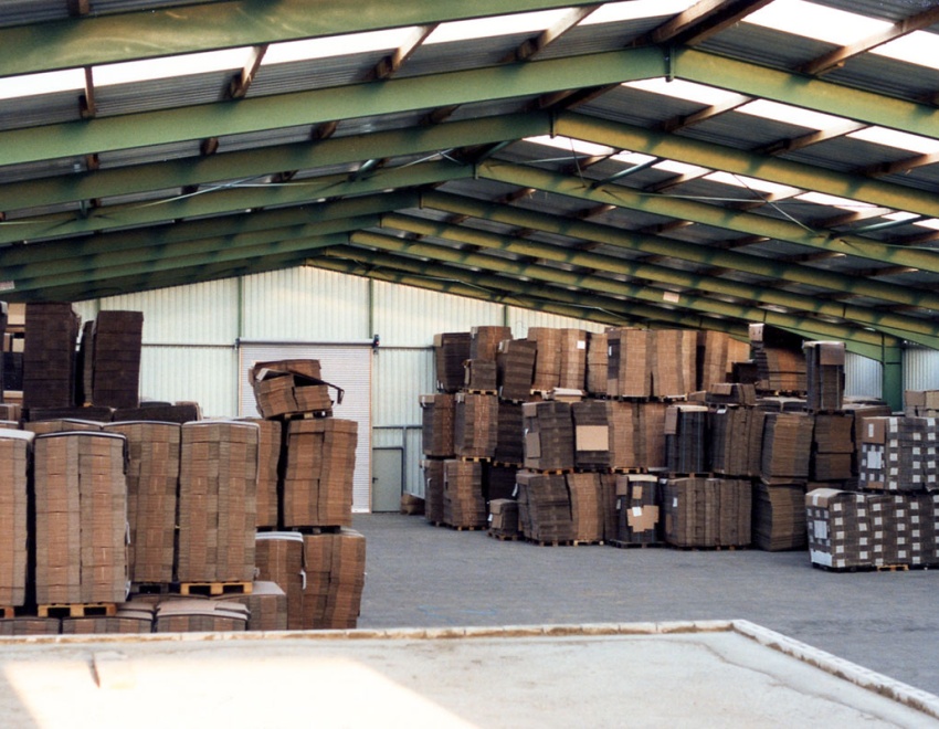 Einblick in Halle 1 mit blockgelagerter Ware
