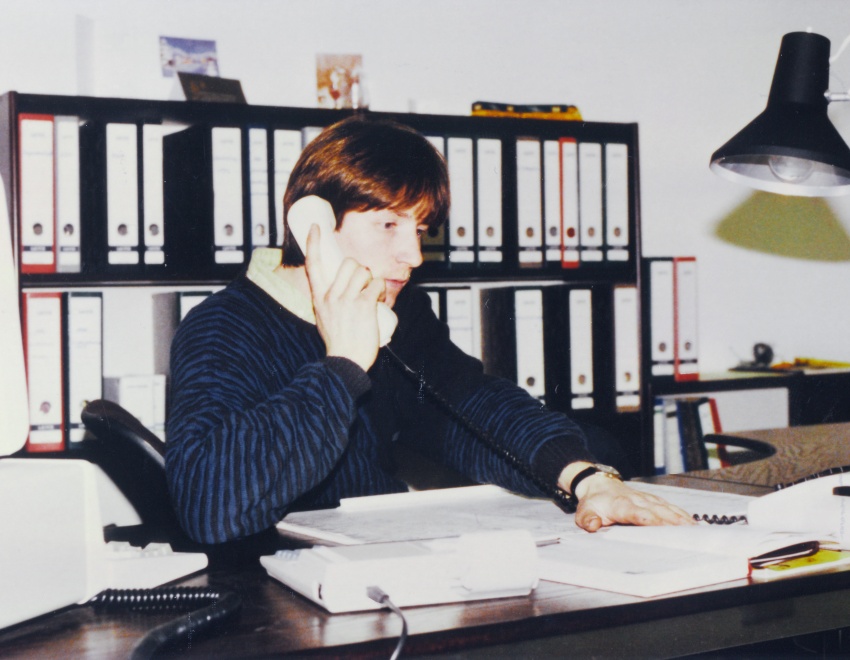 Roland Zerhusen bei der Arbeit in seinem Büro, in den Anfangsjahren übernimmt er alle anfallenden Aufgaben selbst