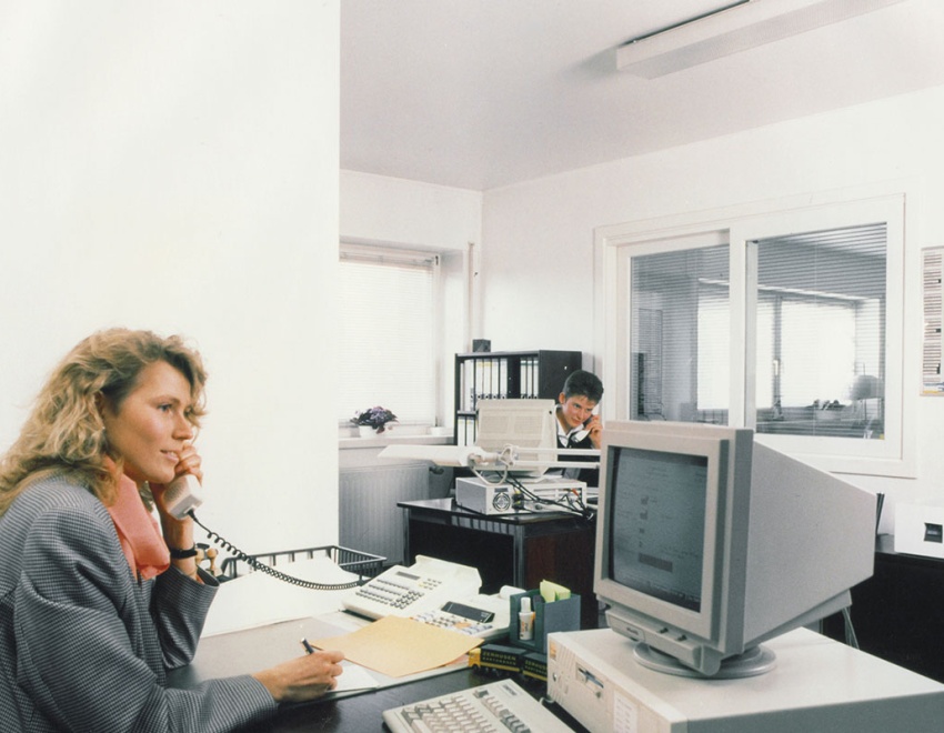 Zwei Kolleginnen bei der Arbeit in einem der neuen Verwaltungsbüros