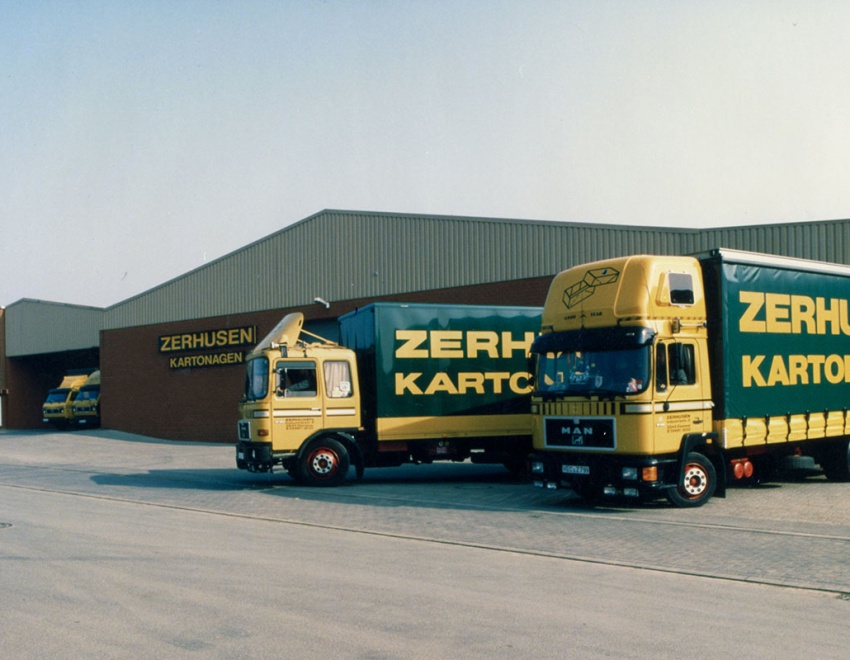 Erweiterung des Fuhrparks auf vier Fahrzeuge, zwei Zerhusen-LKW in den Farben grün und gelb