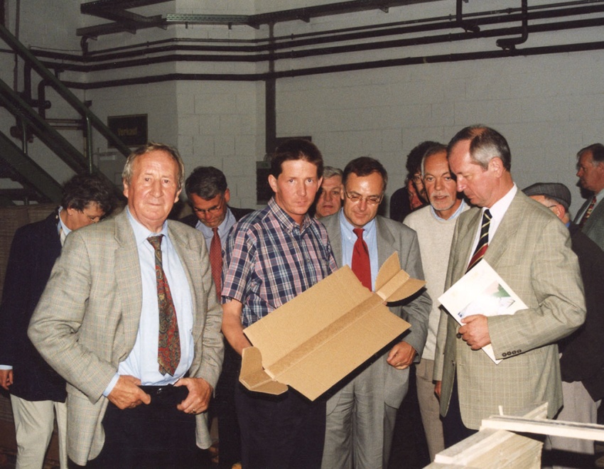 Manfred Carstens und der Dammer Stadtrat besichtigen die Produktion, begleitet von Günter und Roland Zerhusen