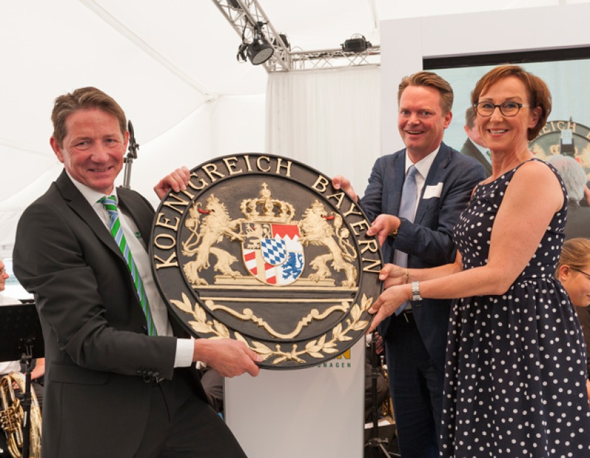 Roland und Karoline Zerhusen erhalten das Wappen des Königreichs Bayern auf der Einweihungsfeier der Wellpappenanlage