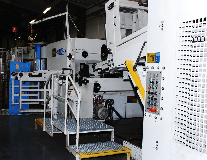Mit der Flachstanze Bobst 
