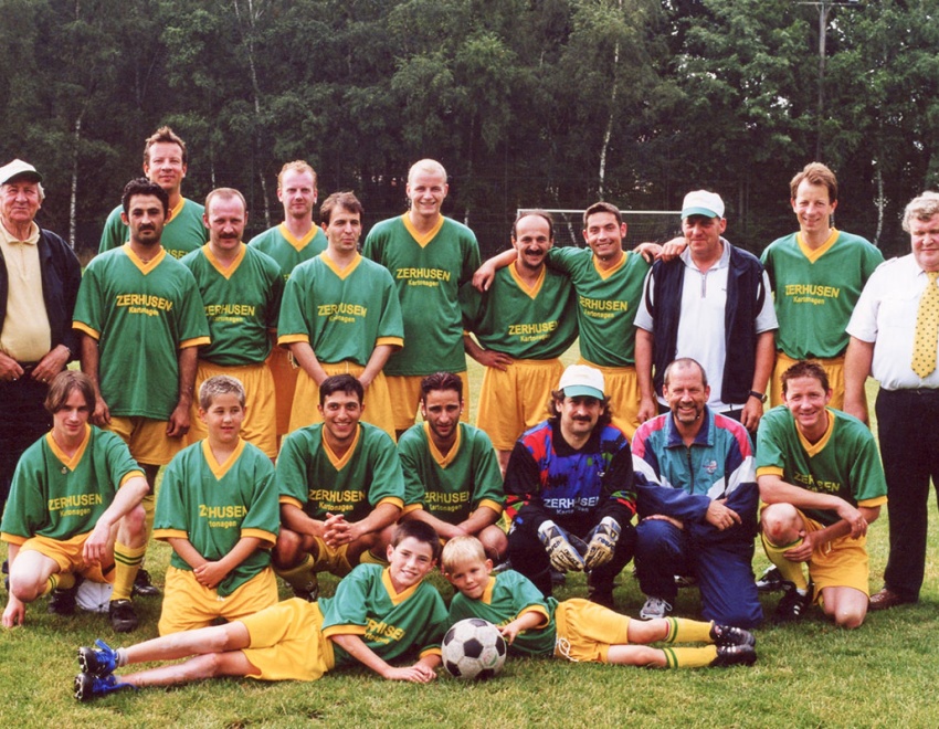 Gruppenfoto der Betriebs-Fußballmannschaft mit Senior-Chef Günter Zerhusen als Trainer