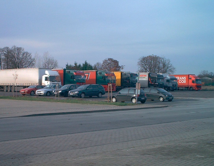 Auf dem angrenzenden Grundstück entstand vorläufig ein Parkplatz, LKW warten auf ihre Entladung