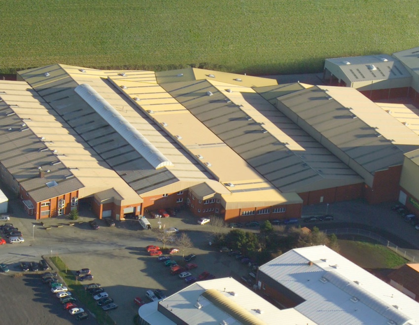 Luftbild des Unternehmens aus 2003, bereits neun Hallen gehören inzwischen zum Betrieb