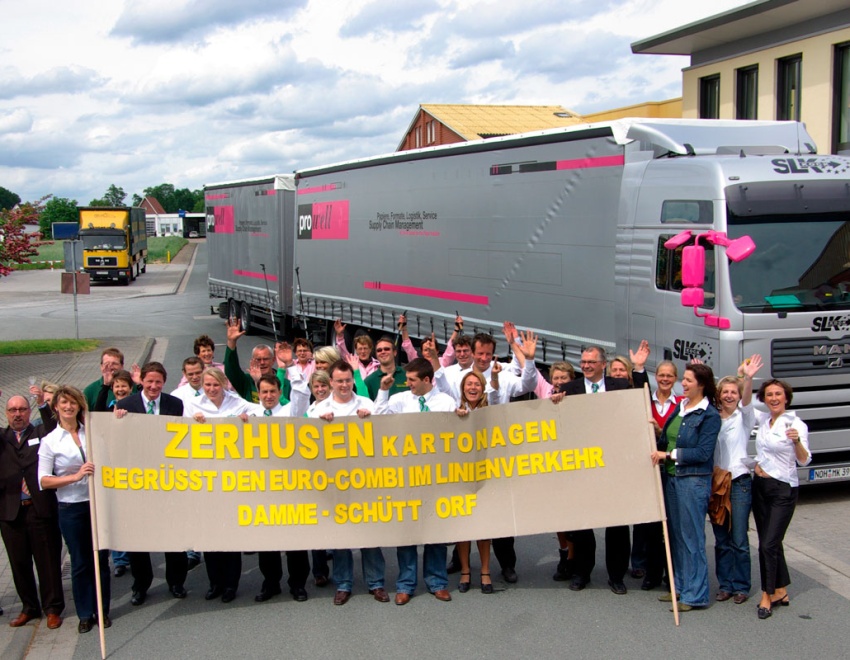 EuroCombi-LKW nach Jungfernfahrt von Schüttorf nach Damme, Empfang durch Zerhusen-Mitarbeiter