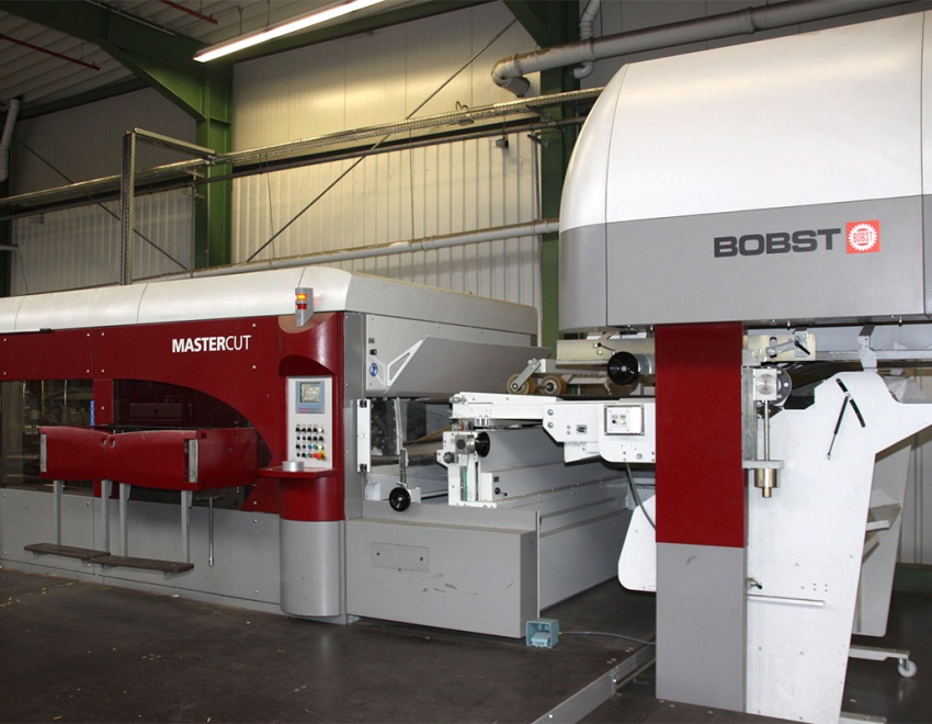 Die Bobst Mastercut 2.1 fertigt farbig bedruckte Trays für die Lebensmittelindustrie