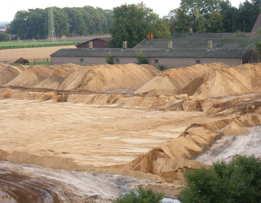 Die abgeschobene Fläche markiert den Baubeginn für das Hochregallager