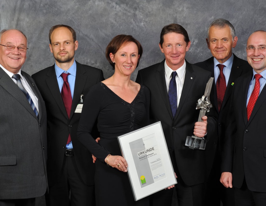 Roland Zerhusen wird zum Unternehmer des Jahres 2010 – seine Frau und die Partner vom Verbund freuen sich mit ihm