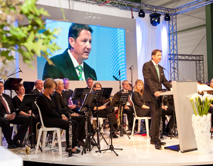 Roland Zerhusen hält eine Rede beim Festakt zum 25-jährigen Firmenbestehen