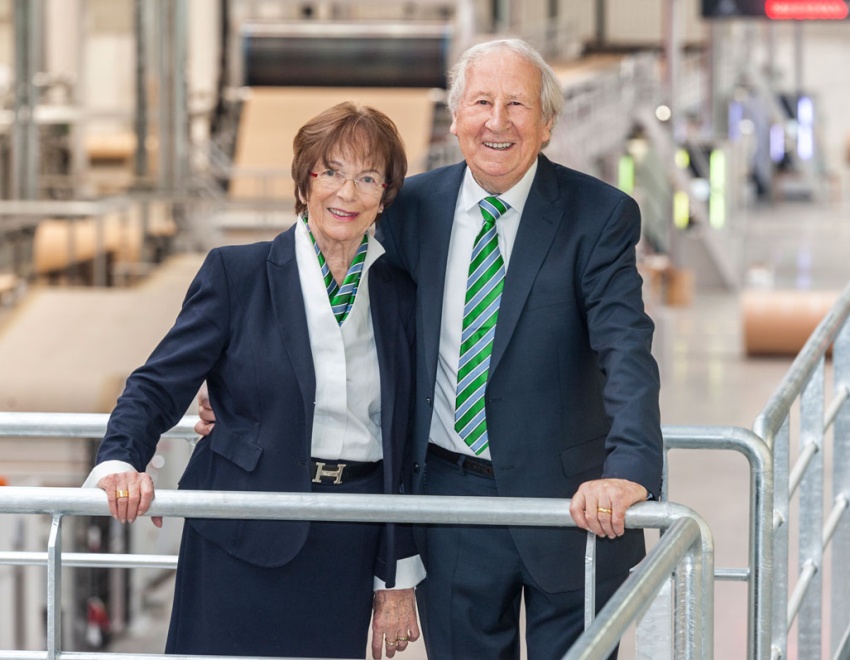 Magda und Günter Zerhusen auf der Brücke der Wellpappenanlage bei der Feier ihres Geburtstags