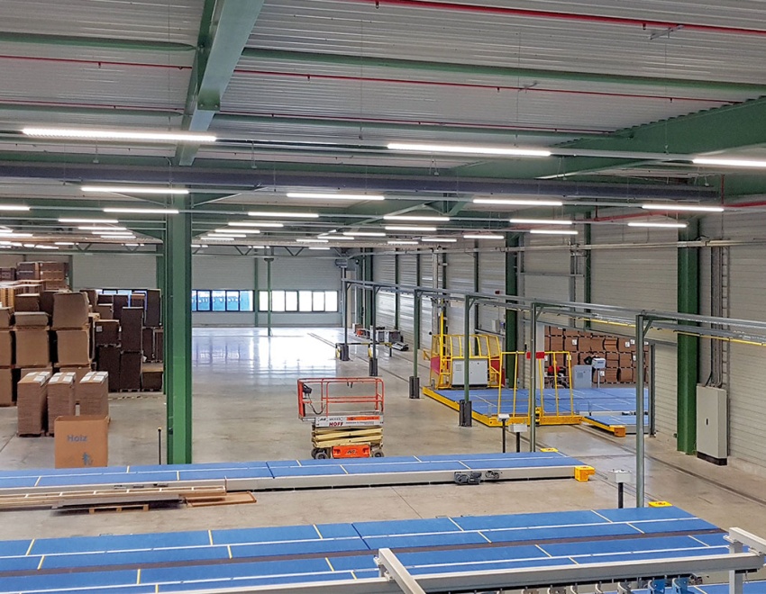 Halle 11 nach Verlängerung mit Minda-Förderbändern und gelagerter Halbfertigware