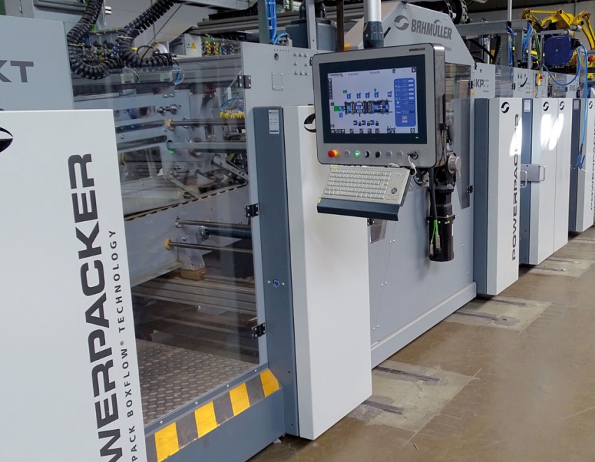 Powerpacker hinter der Jetbox bündelt und verpackt Produkte
