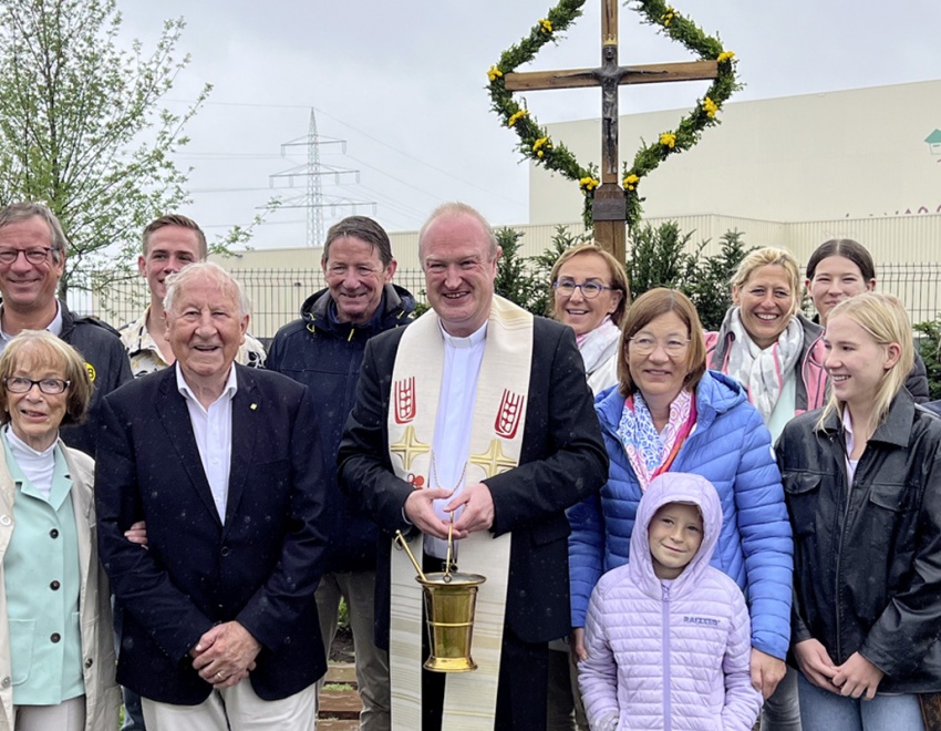 Einsegnung des Hofkreuzes - Familie Zerhusen mit Pastor Zumdohme