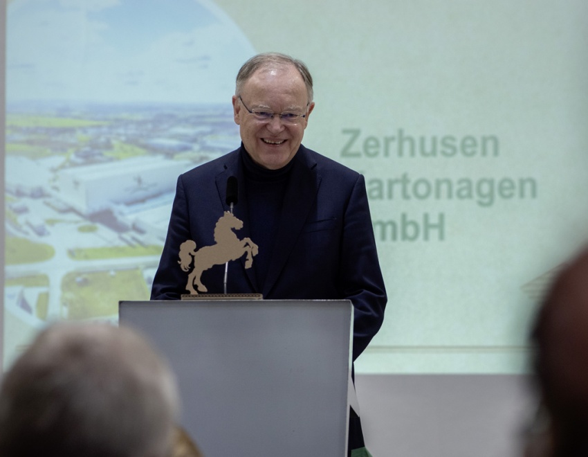 Amtierender niedersächsischer Ministerpräsident Stephan Weil bei Rede im Zweitwerk von Zerhusen Kartonagen