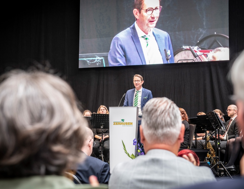 Roland Zerhusen wendet sich auf der Einweihungsfeier an das Publikum