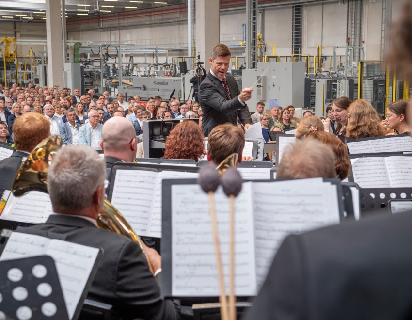 Leiter Heiko Maschmann dirigiert das Orchester des Instrumental Musikvereins Neuenkirchen-Vörden