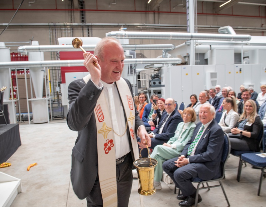 Pastor Heiner Zumdohme segnete das Zweitwerk nach Wortgottesdienst ein
