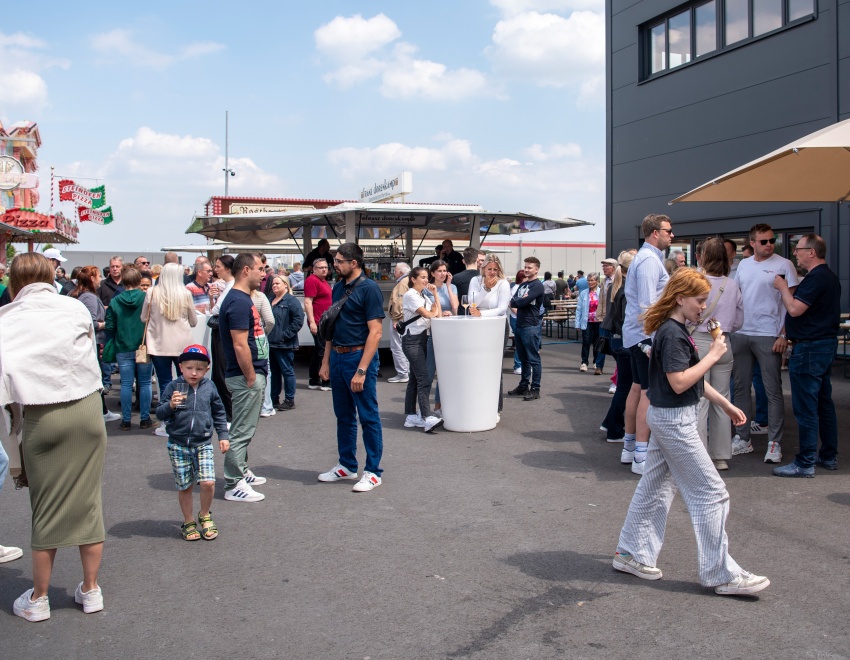 Mitarbeiter mit ihren Familien beim Familienfest im Zweitwerk Rieste