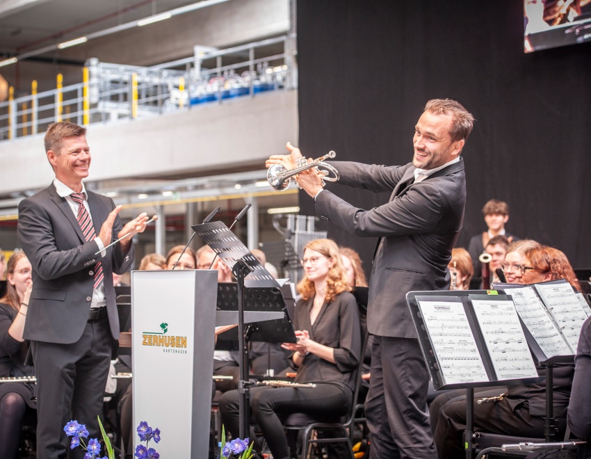 Dirigent Heiko Maschmann und Solist Ferenc Mausz beim Konzert auf der Einweihungsfeier