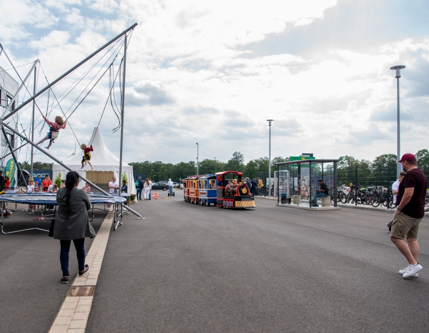 Auf dem Familienfest 2024 gab es Bungee-Jumping und Bimmelbahn für die Kleinen