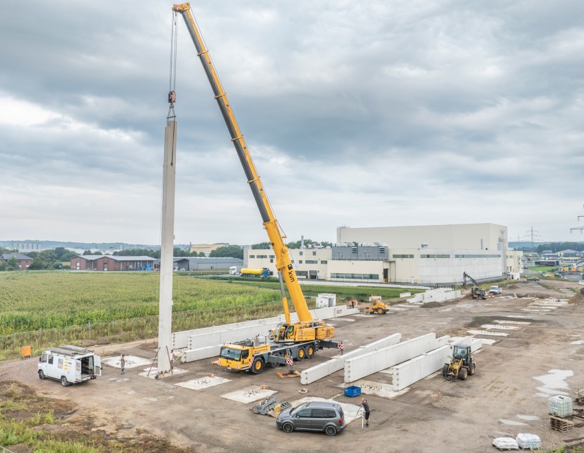 Auf der Baustelle des automatischen Papierlagers werden die Stahlbetonstützen aufgestellt