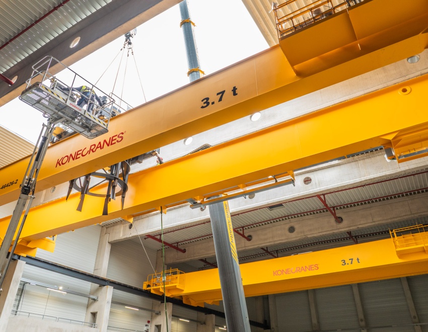Montage der Krananlage im inneren des automatischen Papierrollenlagers