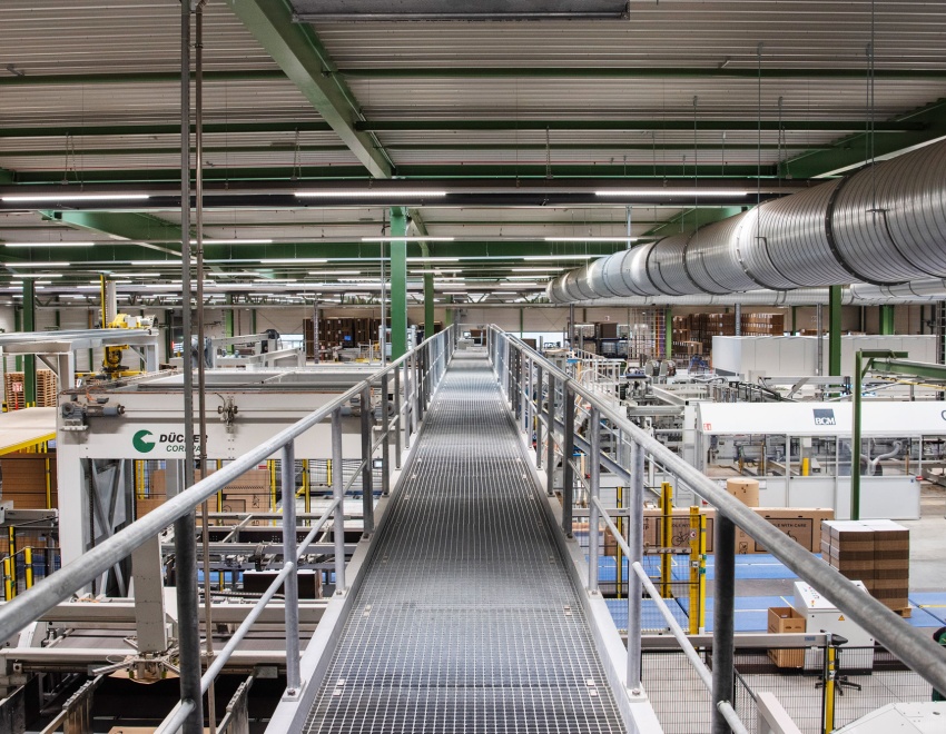 Blick auf den Skywalk, Stahlbrücke in der Produktion