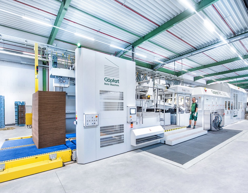 Rotationsstanzmaschine RDC Evolution und zwei Maschinenführer
