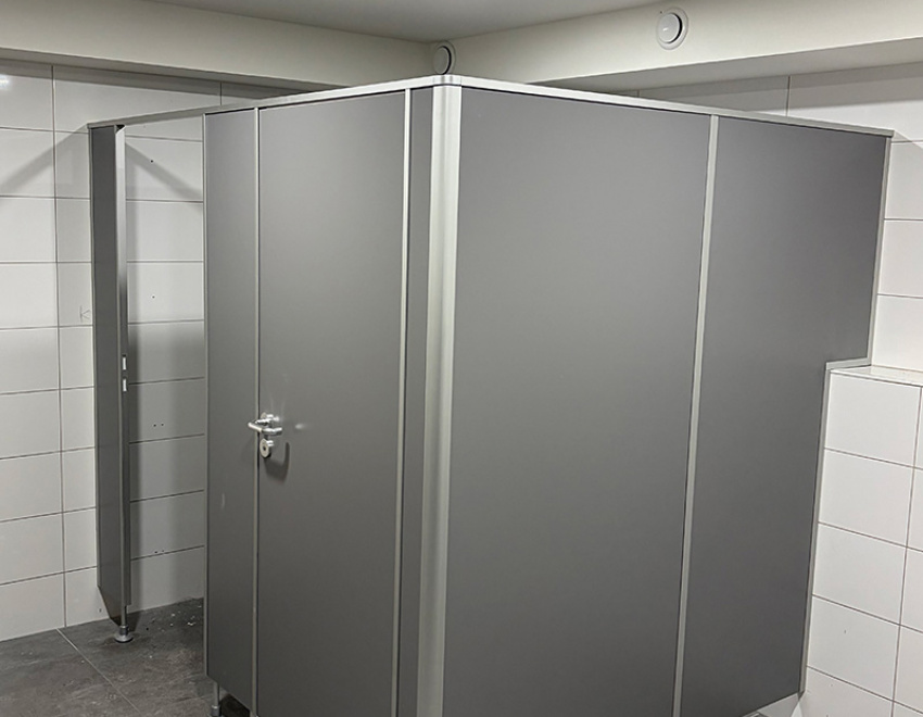 Sanitär- und Umkleideräume mit grauen Trennwänden.