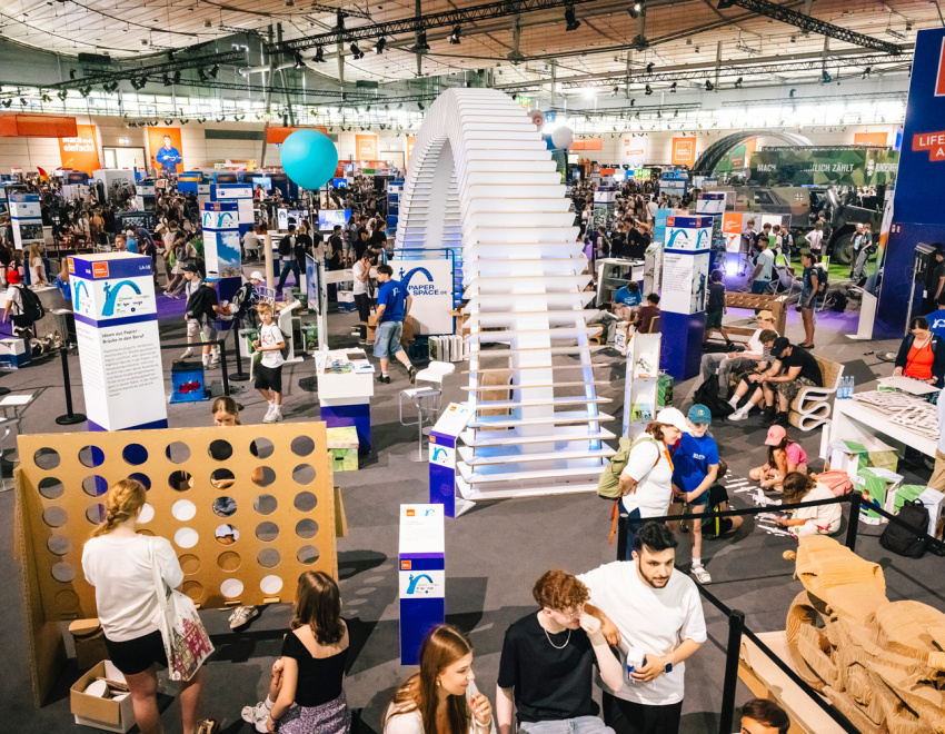 Besucher entdecken Exponate im Paper Space der IdeenExpo
