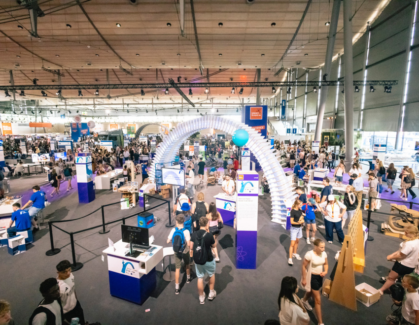 Blick über die gut besuchte IdeenExpo mit interaktiven Exponaten