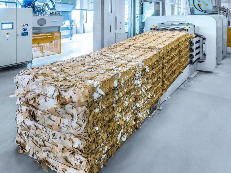 Randbeschnitt aus der Papierpresse für die Wiederverwertung Randbeschnitt aus der Papierpresse für die Wiederverwertung