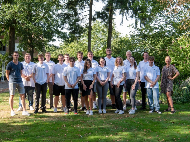 Gruppenfoto unserer Auszubildenden mit den Ausbildern Sören Sandmann (links) und Greta Fiswick (rechts)