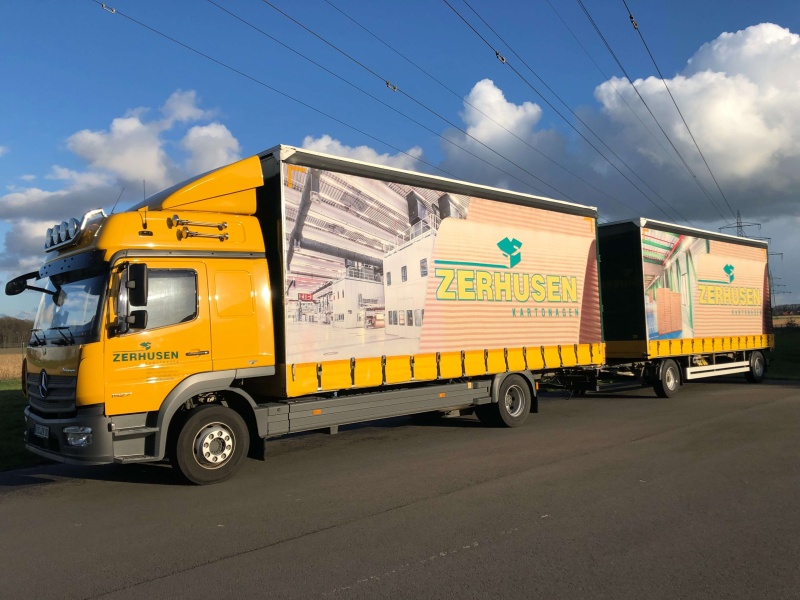 LKW von Zerhusen Kartonagen mit Sattelauflieger und Anhänger