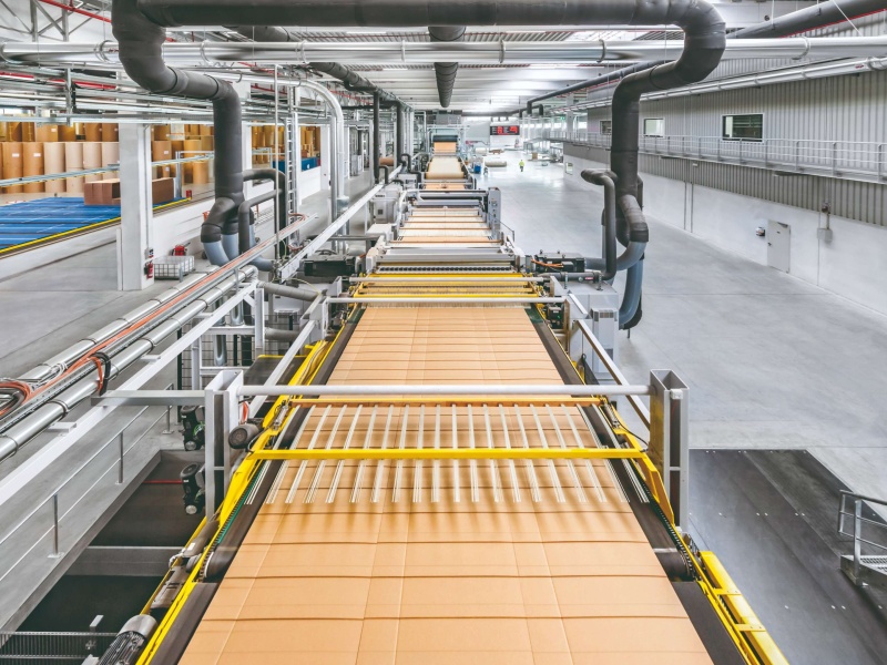 Aufsicht auf die Produktionslinie der Wellpappenanlage